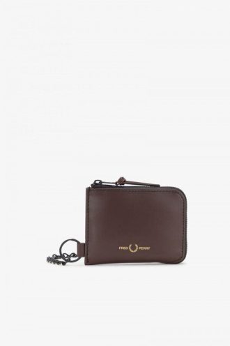 Bolsos de cuero con cremallera y detalle de cadena