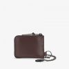Bolsos de cuero con cremallera y detalle de cadena Bolsos de cuero con cremallera y detalle de cadena