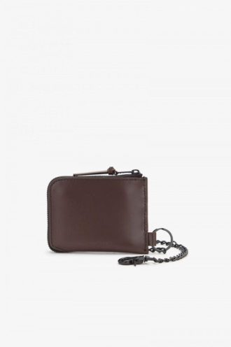 Bolsos de cuero con cremallera y detalle de cadena