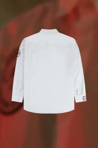 Camisa de hombre con detalle de parche de gran tamaño