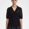 Camisa de mujer con botones y punto abierto
