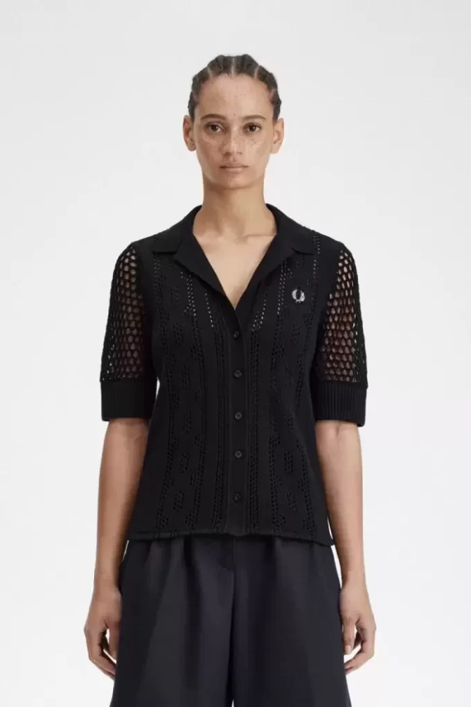 Camisa de mujer con botones y punto abierto