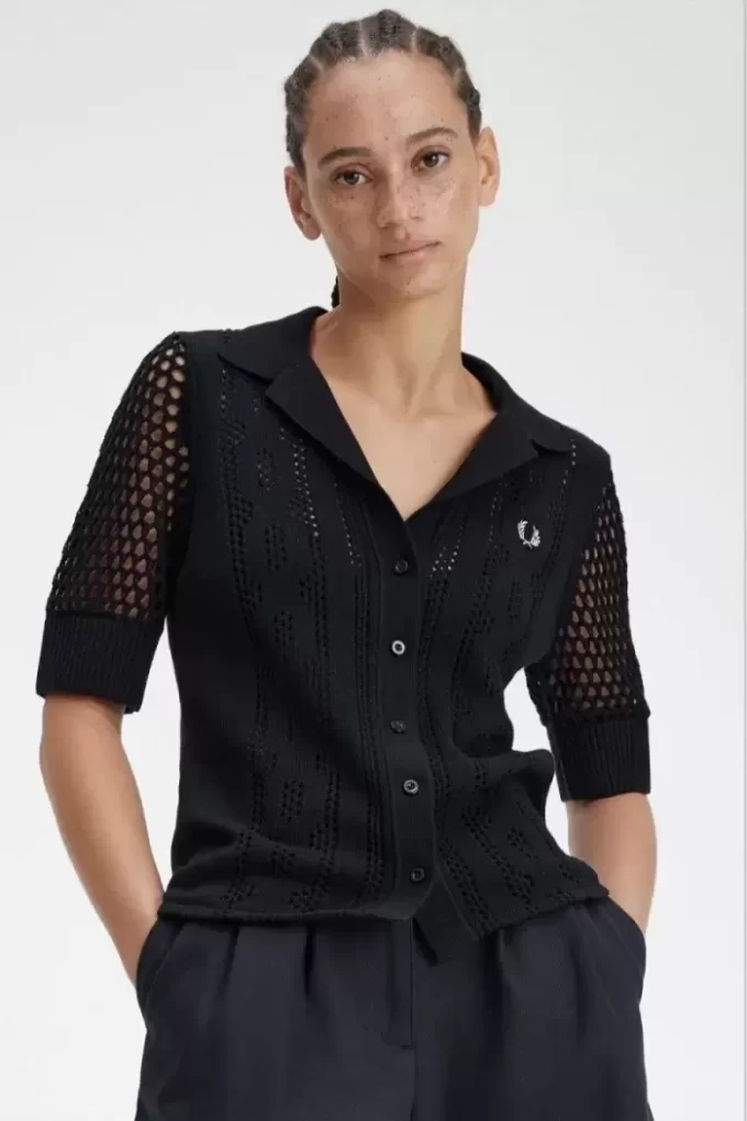 Camisa de mujer con botones y punto abierto