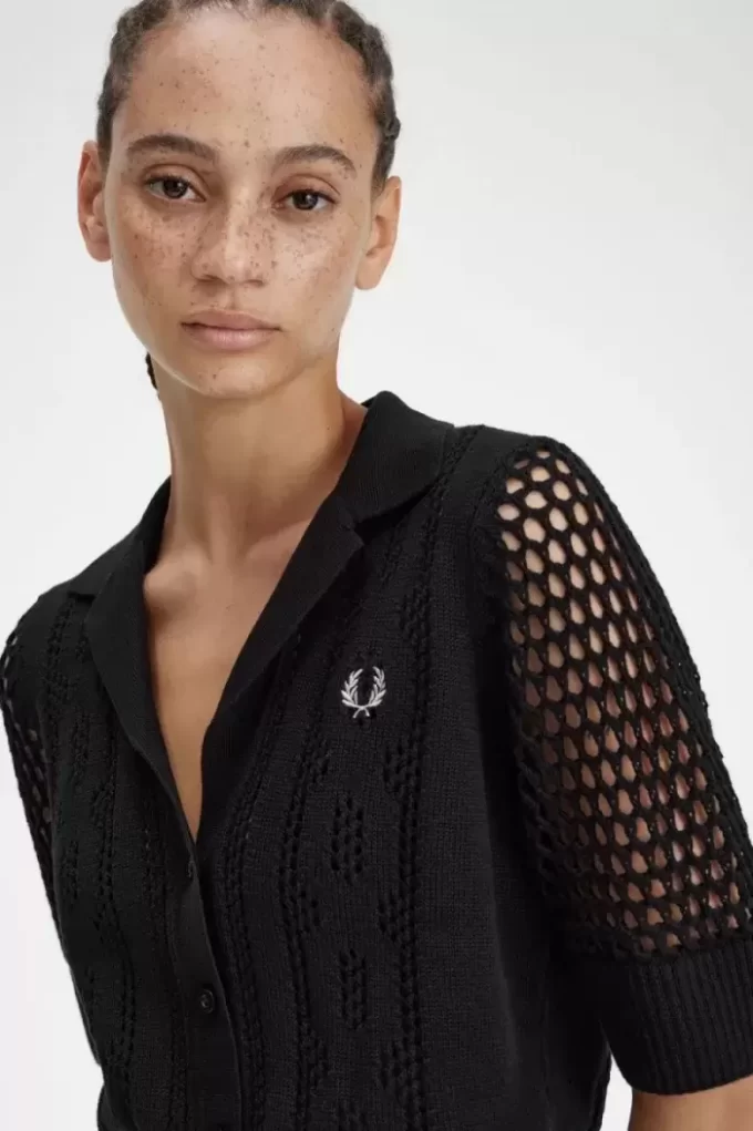 Camisa de mujer con botones y punto abierto
