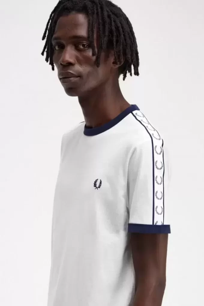Camiseta con ribetes entallados para hombre