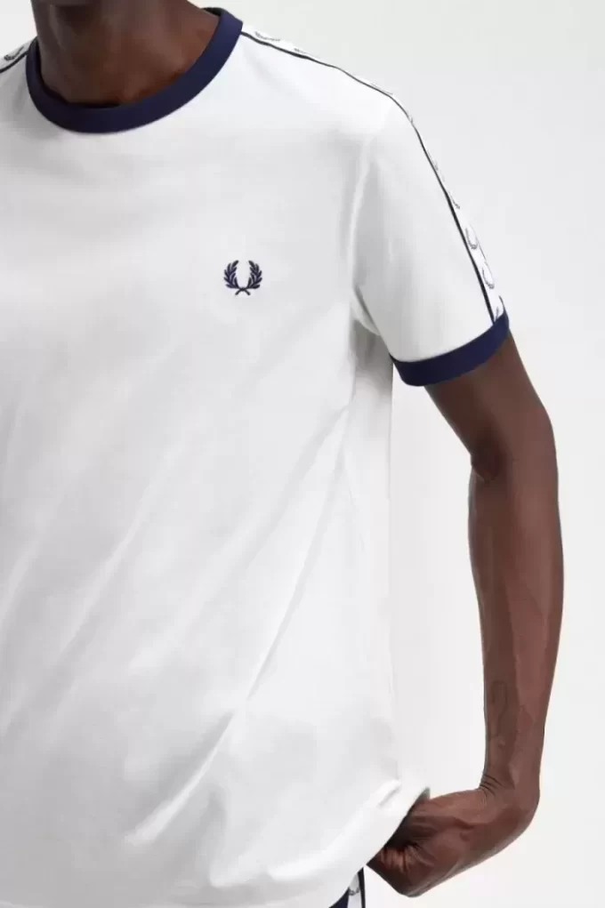 Camiseta con ribetes entallados para hombre