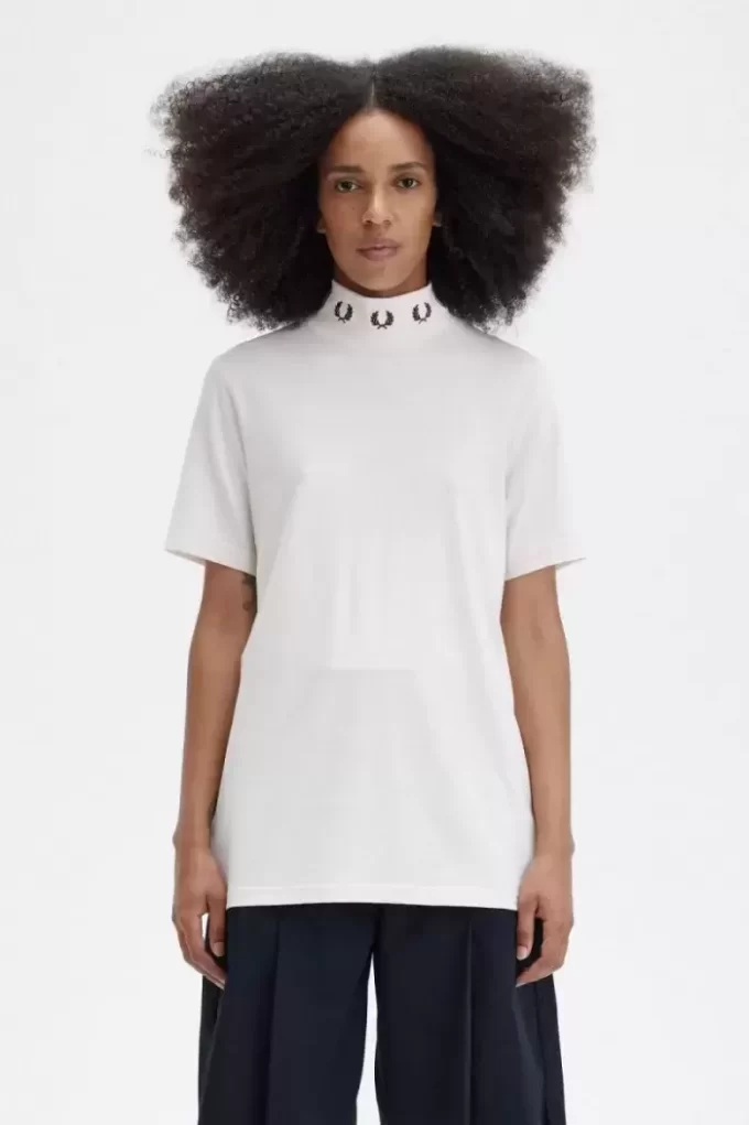 Camiseta de cuello alto con corona de laurel para mujer