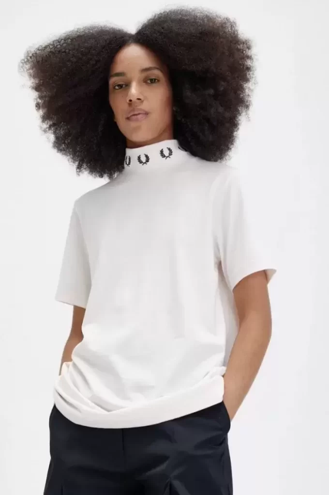 Camiseta de cuello alto con corona de laurel para mujer