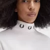 Camiseta de cuello alto con corona de laurel para mujer