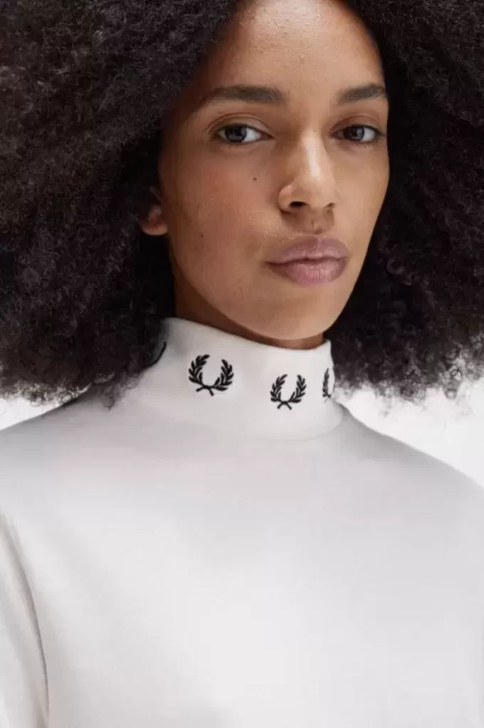 Camiseta de cuello alto con corona de laurel para mujer