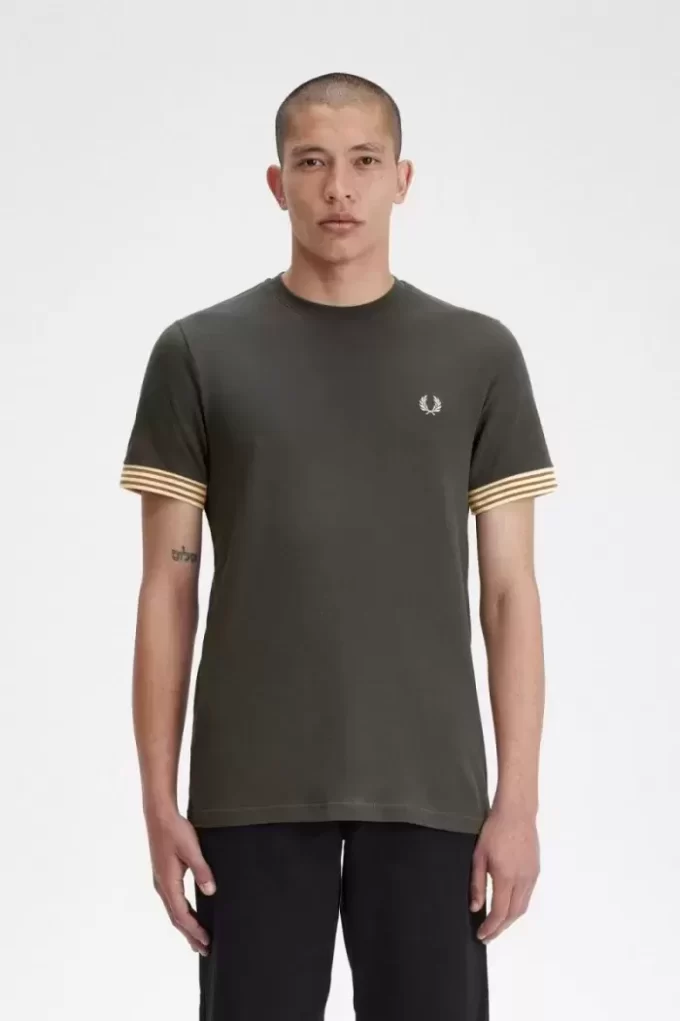 Camiseta de hombre con puños a rayas Camiseta de hombre con puños a rayas