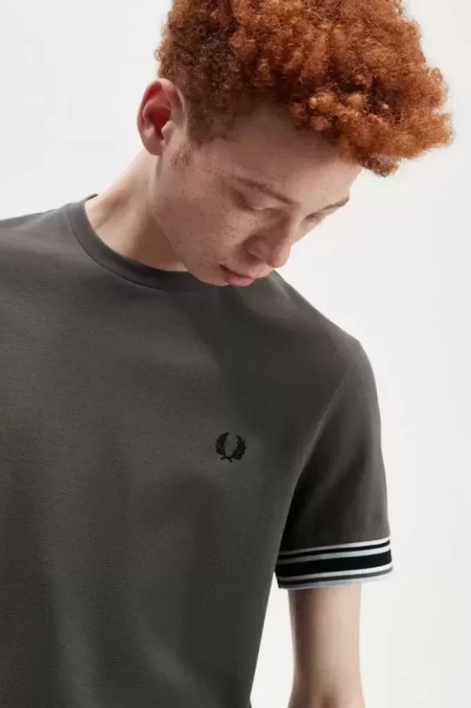 Camiseta de piqué con ribetes llamativos para hombre