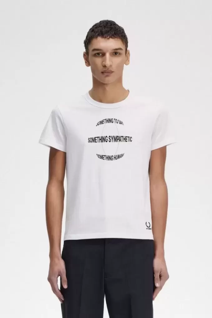 Camiseta estampada de corte entallado para hombre