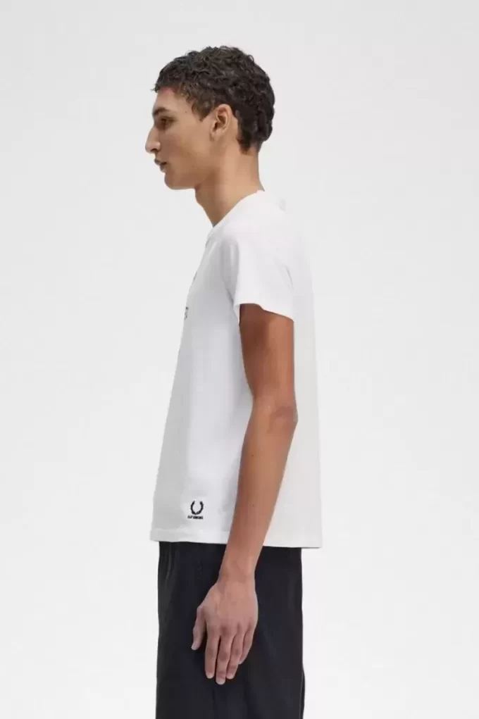 Camiseta estampada de corte entallado para hombre