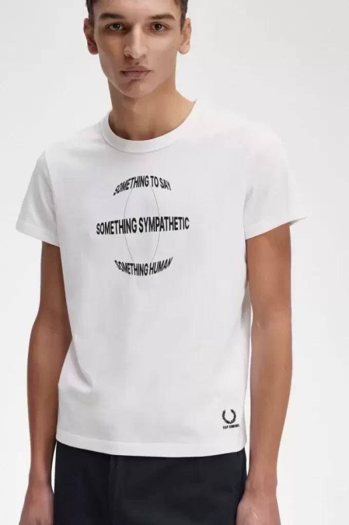Camiseta estampada de corte entallado para hombre