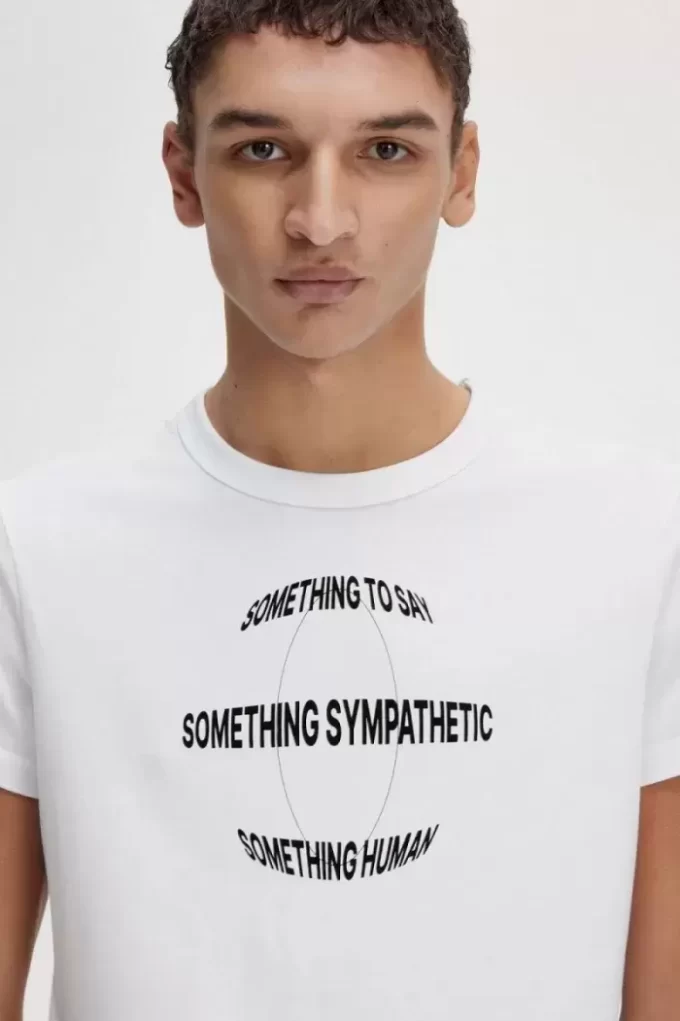 Camiseta estampada de corte entallado para hombre