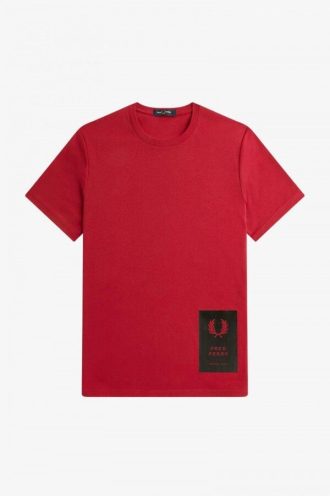 Camisetas con parches estampados en el dobladillo