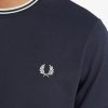 Camisetas con ribetes gemelos Camisetas con ribetes gemelos