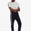 Camisetas con ribetes recortados y cinta Camisetas con ribetes recortados y cinta