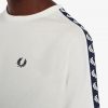 Camisetas con ribetes recortados y cinta Camisetas con ribetes recortados y cinta