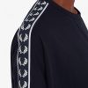 Camisetas con ribetes recortados y cinta Camisetas con ribetes recortados y cinta