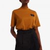 Camisetas de cuello alto con detalle de insignia Camisetas de cuello alto con detalle de insignia