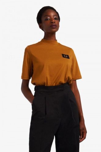 Camisetas de cuello alto con detalle de insignia