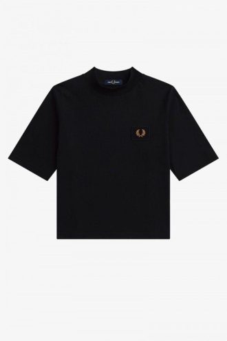 Camisetas de cuello alto con detalle de insignia Camisetas de cuello alto con detalle de insignia