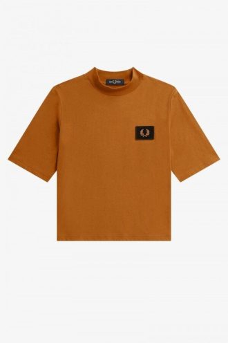 Camisetas de cuello alto con detalle de insignia