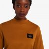 Camisetas de cuello alto con detalle de insignia Camisetas de cuello alto con detalle de insignia