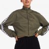 Chaquetas deportivas recortadas con cinta Chaquetas deportivas recortadas con cinta