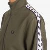 Chaquetas deportivas recortadas con cinta Chaquetas deportivas recortadas con cinta