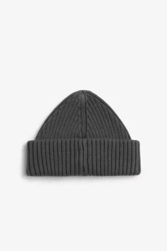 Gorras de hombre acanaladas con parche de marca