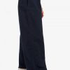 Pantalones anchos y recortados