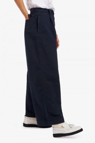Pantalones anchos y recortados
