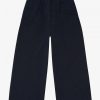 Pantalones anchos y recortados