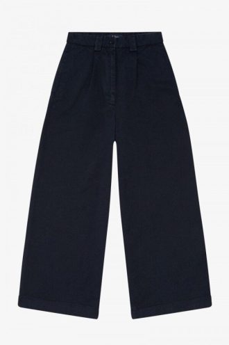 Pantalones anchos y recortados