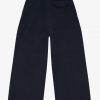 Pantalones anchos y recortados
