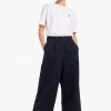 Pantalones anchos y recortados