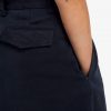 Pantalones anchos y recortados