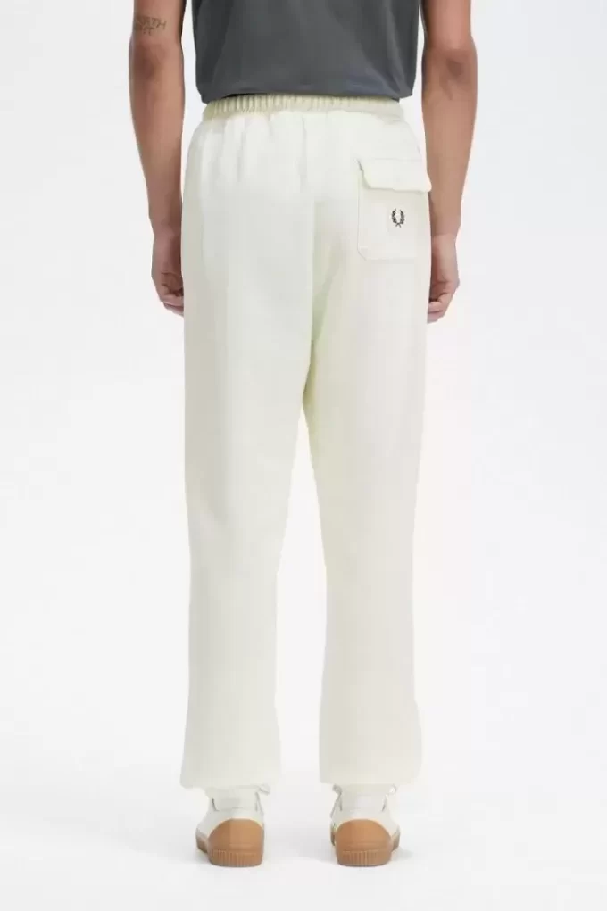 Pantalones deportivos con detalle de insignia para hombre