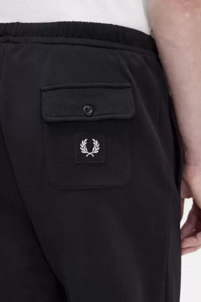 Pantalones deportivos con detalle de insignia para hombre