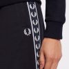 Pantalones deportivos con paneles y cinta