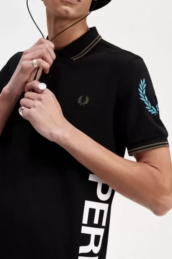 Polo de marca gráfica para hombre