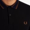 Polos de rayas con medallas Polos de rayas con medallas