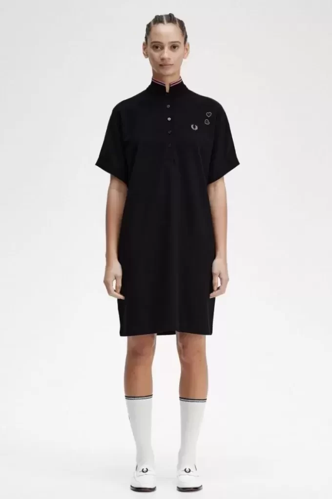 Vestido de mujer con camisa de piqué con ribete Vestido de mujer con camisa de piqué con ribete