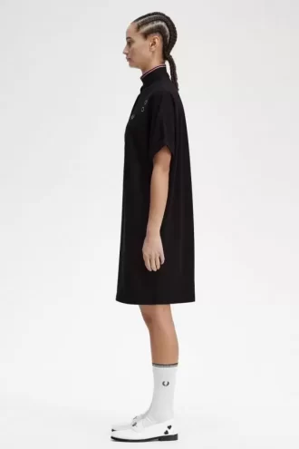 Vestido de mujer con camisa de piqué con ribete Vestido de mujer con camisa de piqué con ribete