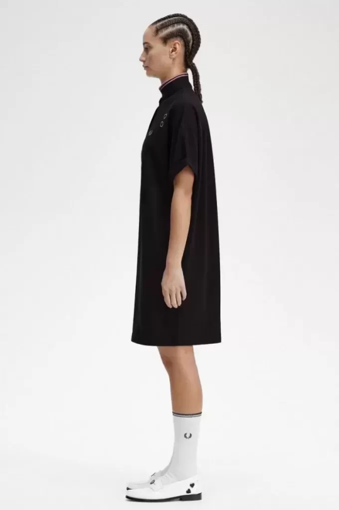 Vestido de mujer con camisa de piqué con ribete Vestido de mujer con camisa de piqué con ribete