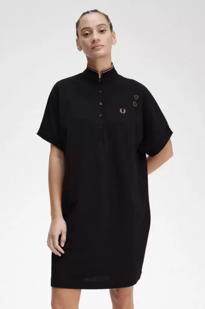 Vestido de mujer con camisa de piqué con ribete Vestido de mujer con camisa de piqué con ribete