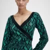 Vestido de mujer con estampado de serpiente y hombros descubiertos Vestido de mujer con estampado de serpiente y hombros descubiertos